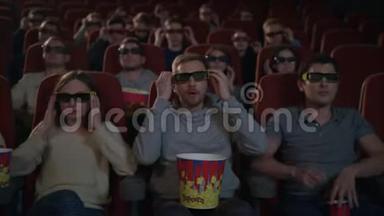 电影院里戴着3d电影眼镜的人。 电影娱乐